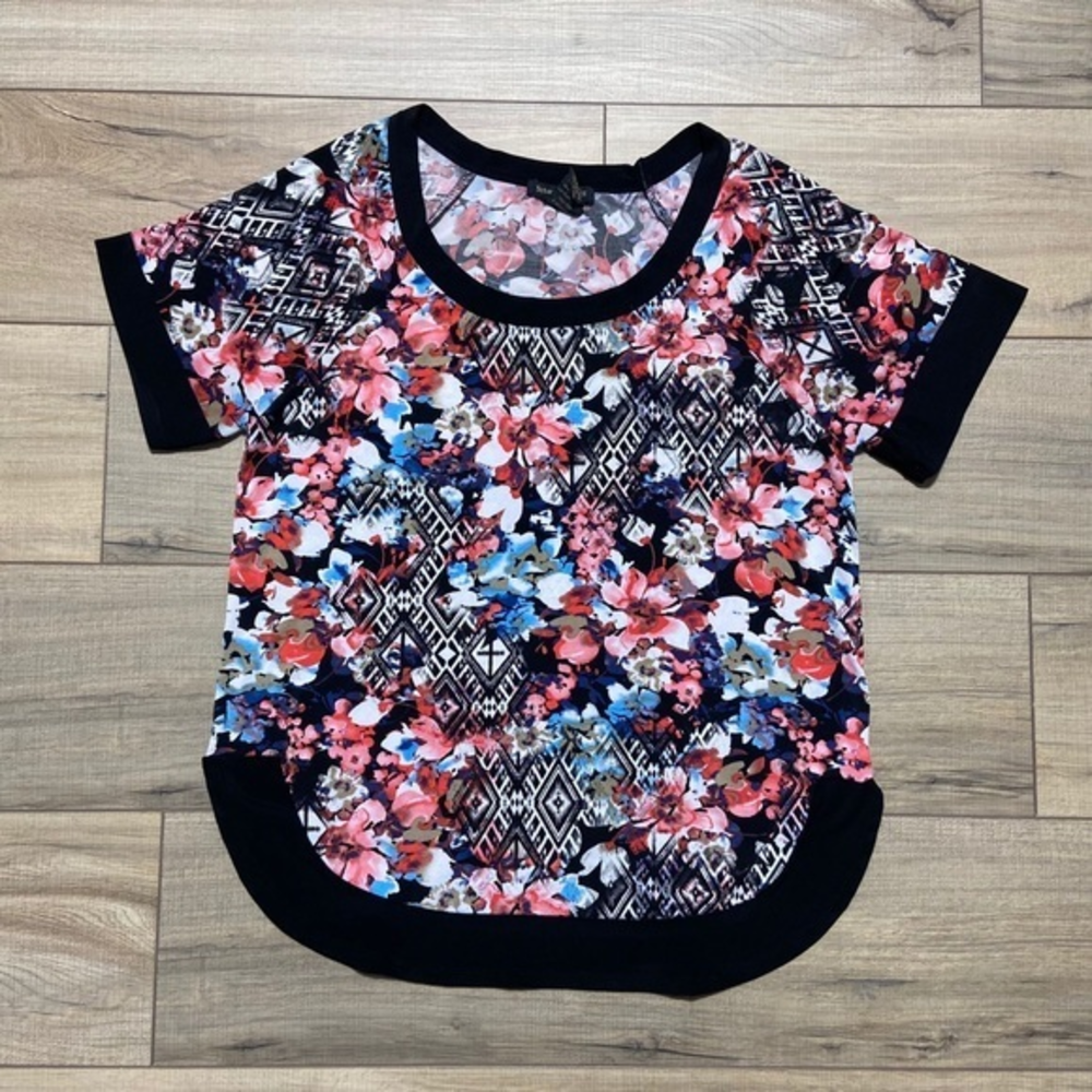 SUSAN LAWRENCE Short Sleeve Floral Top Aztec Accents Size Small Slinky‎ Fabric